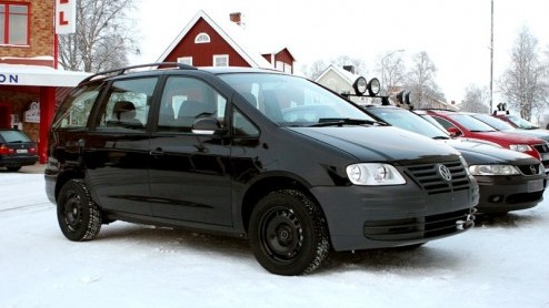 Volkswagen is aan de eerste beproevingen bezig van de nieuwe Sharan. Het gaat daarbij om modellen die vermomd zijn als hun voorganger, zogenaamde 'mules'. Onze artist impression laat zien hoe de auto
