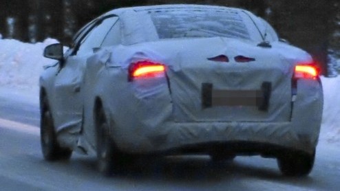 In een toch al vrij winterse avond kreeg de spionagefotograaf een bijzonder verpakte Mgane in de smiezen. Het is namelijk bekend dat Renault nog niet was uitgebroed op de modelfamilie. Onder deze lap