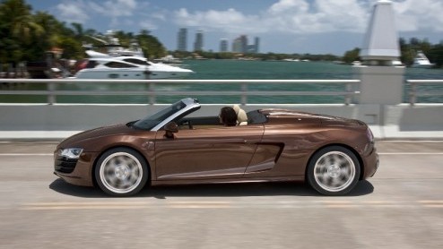 Goed, even een formaliteitje. Audi heeft de prijs van de R8 Spyder bepaald. Tegen inlevering van 221.900 euro wordt er een exemplaar bij de fabriek besteld. Liefhebbers en genteresseerden kunnen m d