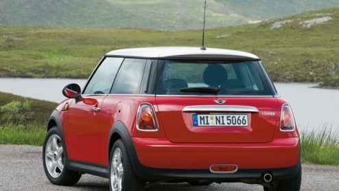 We worden altijd een beetje wantrouwig als een automerk ons bij de introductie van een nieuw model alleen met de sterkste versie laat rijden. Dat gebeurde onlangs bij de presentatie van de nieuwe Mini
