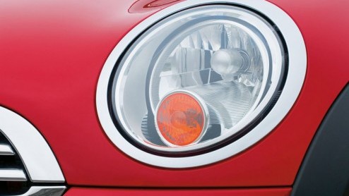 We worden altijd een beetje wantrouwig als een automerk ons bij de introductie van een nieuw model alleen met de sterkste versie laat rijden. Dat gebeurde onlangs bij de presentatie van de nieuwe Mini