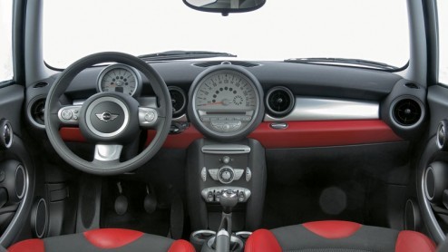 We worden altijd een beetje wantrouwig als een automerk ons bij de introductie van een nieuw model alleen met de sterkste versie laat rijden. Dat gebeurde onlangs bij de presentatie van de nieuwe Mini