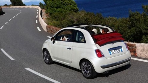 Wanneer de Fiat 500C volgende maand officieel arriveert, grijpen de Fiat-dealers hun kans een Rock-introductieversie in de showroom te zetten. Het is een gelimiteerd zeer luxe model dat zelfs met lede