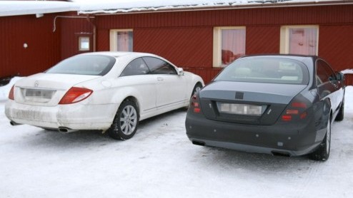 Nu Mercedes-Benz de S-Klasse subtiel in het nieuw heeft gestoken, is het tijd voor een bijpassende opfriskuur voor de elegante coupe-versie CL en een nieuwe naam: S-Klasse Coup. In besneeuwde contrei
