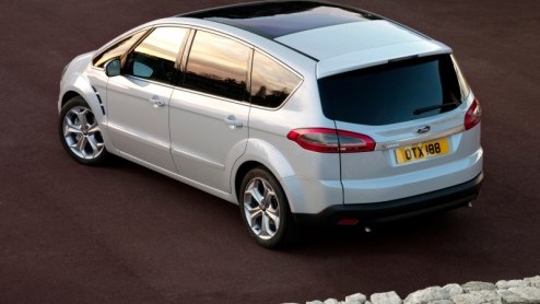 Ford gaat de S-MAX en Galaxy in het nieuw steken. Beide ruimtegangers kunnen rekenen op een bijgepunte uitstraling, een splinternieuwe turbobenzine en dieselmotor, Powershift-automaat en moderne feat