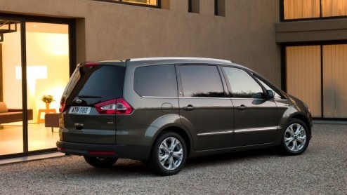 Ford gaat de S-MAX en Galaxy in het nieuw steken. Beide ruimtegangers kunnen rekenen op een bijgepunte uitstraling, een splinternieuwe turbobenzine en dieselmotor, Powershift-automaat en moderne feat
