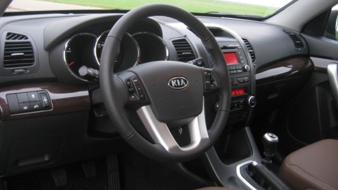 De Kia Sorento heeft de afgelopen vijf jaar een belangrijke bijdrage geleverd aan de opkomst van het Koreaanse merk in Europa, door als de kippen een betaalbare SUV met serieuze capaciteiten in de mar