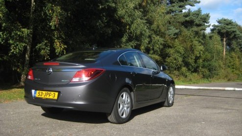 De Opel Insignia heeft het afgelopen jaar als Auto van het Jaar 2009 een vliegende start gemaakt. Sinds de introductie vorig jaar kunnen al ruim 5000 exemplaren het goede voorbeeld tonen op de weg. G
