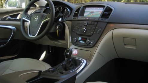 De Opel Insignia heeft het afgelopen jaar als Auto van het Jaar 2009 een vliegende start gemaakt. Sinds de introductie vorig jaar kunnen al ruim 5000 exemplaren het goede voorbeeld tonen op de weg. G