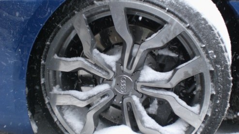 Leuk he, zo'n Audi R8 V10! Vooral als het NIET sneeuwt... Die dagen zijn de afgelopen tijd schaars geweest. Zodoende laat de rijtest met beeld en geluid nog even op zich wachten. Het geduld wordt echt