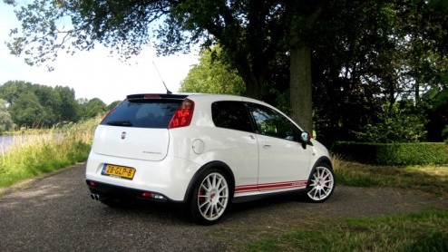 Fiat ziet de Grande Punto Abarth graag als een geval apart. Dit is niet zomaar een Punto, maar een heel rappe, brutale en bijzondere variant, is de boodschap. Voorzien van esseesse kit en 180 pk onder