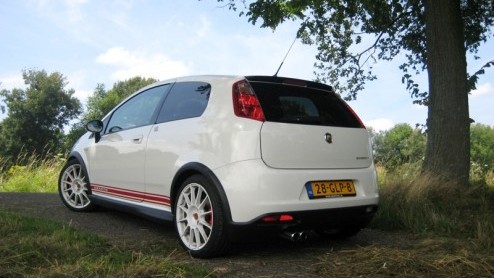 Fiat ziet de Grande Punto Abarth graag als een geval apart. Dit is niet zomaar een Punto, maar een heel rappe, brutale en bijzondere variant, is de boodschap. Voorzien van esseesse kit en 180 pk onder