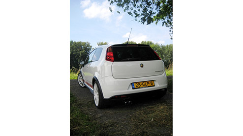 Fiat ziet de Grande Punto Abarth graag als een geval apart. Dit is niet zomaar een Punto, maar een heel rappe, brutale en bijzondere variant, is de boodschap. Voorzien van esseesse kit en 180 pk onder