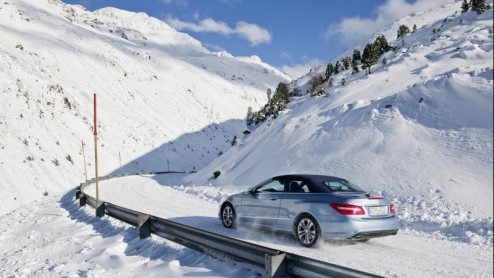 Komend voorjaar maakt de nieuwe Mercedes-Benz E-Klasse Cabriolet zijn eerste kilometers in ons land. De elegant-sportieve telg van de E-Klasse range beschikt over de unieke, comfortabele AIRCAP voor u