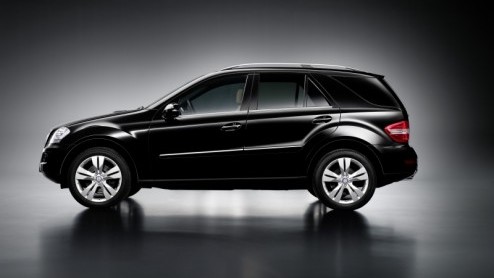 Er is geen beter moment om de M-Klasse van Mercedes-Benz extra in de winterzon te zetten. De vierwielaangedreven avonturier is tijdelijk leverbaar als Limited Edition, en dat bekent veel extra uitrust