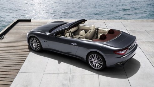 We blijven nog even bij de cabrio's. Voor het nieuwe jaar heeft Maserati opnieuw de prijzen vastgesteld. De nieuwste telg GranCabrio staat voortaan met een prijskaart van 201.109 euro in de boeken. De