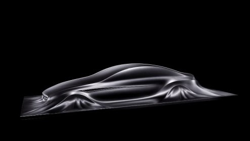 Het uit de doeken gaan van een nieuw model heeft Mercedes-Benz wel heel creatief uitgevoerd. Op de Detroit Motor Show is een sculptuur tentoongesteld dat samengesmolten lijkt met een zilveren doek. De