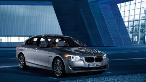 De nieuwe BMW 5 Serie Sedan staat te trappelen van ongeduld. Daarom heeft de importeur de prijslijst gereed; hij wordt eind maart leverbaar vanaf 49.700 euro. Dit bedrag geldt voor de 520d die doodleu