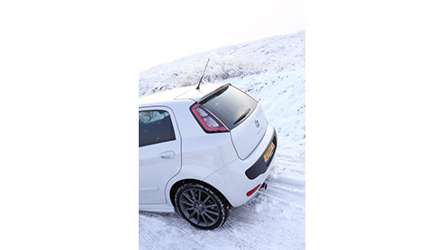 Fiat heeft hun Grande Punto onlangs omgedoopt tot Punto Evo. Aan deze naamswijziging ligt een omvangrijke facelift ten grondslag, die veel verder blijkt te gaan dan alleen een ander bumpertje of een a