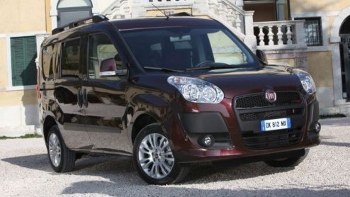 Fiat heeft de Dobl in geuren en kleuren uit de doeken gedaan. Nu de auto beschikbaar wordt voor levering maakt het merk de prijslijst bekend. De dealers hebben de nieuwe Dobl vanaf 17.295 euro in de