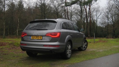 Er zijn diverse manieren om autos van een groen, verantwoord randje te voorzien. Zelfs bij de Audi Q7 is het gelukt. De nog altijd imponerende mastodont met vier ringen heeft namelijk 3.0 TDI clean d