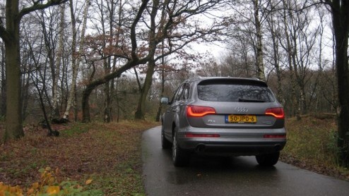 Er zijn diverse manieren om autos van een groen, verantwoord randje te voorzien. Zelfs bij de Audi Q7 is het gelukt. De nog altijd imponerende mastodont met vier ringen heeft namelijk 3.0 TDI clean d