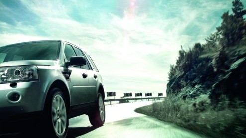 Land Rover breidt het programma van de Freelander 2 tijdelijk uit met een royaal uitgeruste uitvoering: de Freelander 2 Luxury. De stoere Brit biedt verwennerij als leder, bi-xenon en fraai 19 inch li