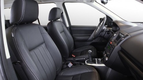 Land Rover breidt het programma van de Freelander 2 tijdelijk uit met een royaal uitgeruste uitvoering: de Freelander 2 Luxury. De stoere Brit biedt verwennerij als leder, bi-xenon en fraai 19 inch li