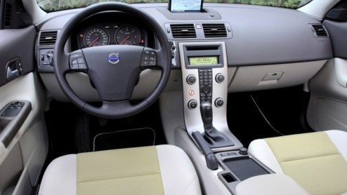 Volvos kleinste moet met de tijd mee, en dus is de C30 even letterlijk gefacelift. De nieuwe looks zijn klaar voor de toekomst, de compacte Zweed speelt samen met talloze kleur- en afwerkingsmogelijk