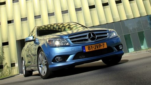 Mercedes-Benz is op dreef met efficinte, direct ingespoten CGI-motoren. De nieuwste exemplaren zijn de 180 en 200 CGI, die (deels) na hun entree in de E-Klasse voortaan ook in de C-Klasse worden gele
