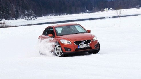 Voor het vierde jaar op rij staat de Kitzsteinhorn in Kaprun weer in het teken van het Volvo Ice Camp, een heus iglodorp op 2.500 meter hoogte. Dit jaar met de vernieuwde C30 als stralend middelpunt. 