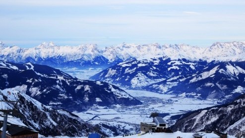Voor het vierde jaar op rij staat de Kitzsteinhorn in Kaprun weer in het teken van het Volvo Ice Camp, een heus iglodorp op 2.500 meter hoogte. Dit jaar met de vernieuwde C30 als stralend middelpunt. 