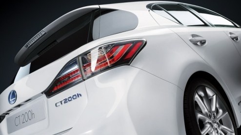 Zes maanden na de onthulling van de LF-Ch-concept zal Lexus de nieuwe CT 200h Hybrid onthullen tijdens de Autosalon van Genve 2010. De Compact Tourer is uitgerust met de alweer tweede generatie Lexus