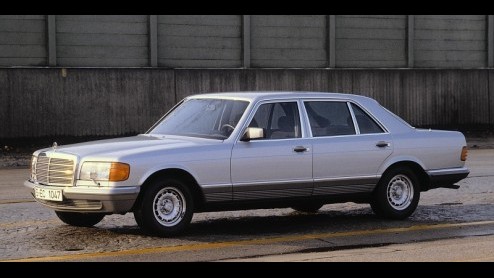 Voor de n is het gewoon een S-Klasse, de ander noemt m bij zijn precieze naam; de W126. Feit is dat deze generatie van het Mercedes-Benz vlaggenschip precies dertig jaar geleden voor het eerst va