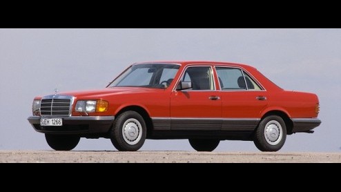 Voor de n is het gewoon een S-Klasse, de ander noemt m bij zijn precieze naam; de W126. Feit is dat deze generatie van het Mercedes-Benz vlaggenschip precies dertig jaar geleden voor het eerst va