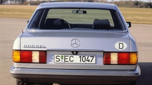 Voor de n is het gewoon een S-Klasse, de ander noemt m bij zijn precieze naam; de W126. Feit is dat deze generatie van het Mercedes-Benz vlaggenschip precies dertig jaar geleden voor het eerst va