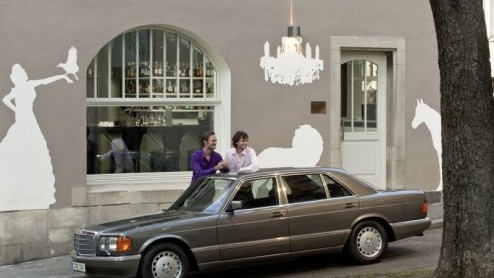 Voor de n is het gewoon een S-Klasse, de ander noemt m bij zijn precieze naam; de W126. Feit is dat deze generatie van het Mercedes-Benz vlaggenschip precies dertig jaar geleden voor het eerst va