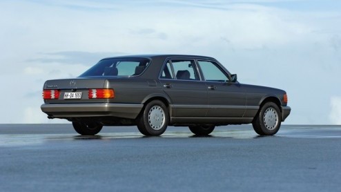 Voor de n is het gewoon een S-Klasse, de ander noemt m bij zijn precieze naam; de W126. Feit is dat deze generatie van het Mercedes-Benz vlaggenschip precies dertig jaar geleden voor het eerst va
