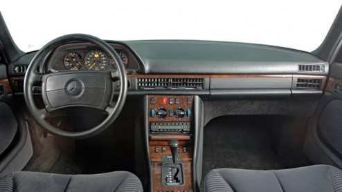 Voor de n is het gewoon een S-Klasse, de ander noemt m bij zijn precieze naam; de W126. Feit is dat deze generatie van het Mercedes-Benz vlaggenschip precies dertig jaar geleden voor het eerst va