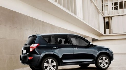 Toyota zet de RAV4 wederom in een nieuw daglicht. Na een kleine opfriskuur in 2009 ziet de RAV4 er vanaf dit voorjaar weer iets flitsender uit. De vernieuwing voor 2010 zit vooral in de neus. Op de Au