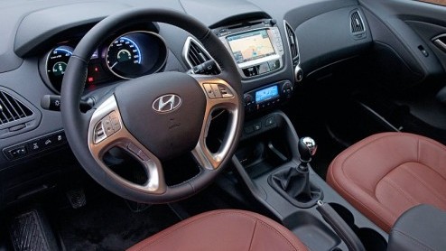 De nieuwe ix35 van Hyundai staat vanaf 1 maart bij de dealers. De Tuscon-opvolger steelt de show met nieuwe, efficinte motoren en crossover-looks. De bijbehorende prijskaartjes zijn nog altijd scherp