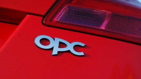 Een Auto van het Jaar is van alle markten thuis. Dus heeft Opel voor de Insignia ook een sportieve OPC-versie gereed staan. De zakelijke middenklasser wordt met een agressieve uitstraling, 325 pk uit