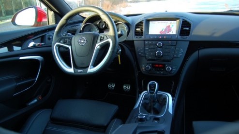 Een Auto van het Jaar is van alle markten thuis. Dus heeft Opel voor de Insignia ook een sportieve OPC-versie gereed staan. De zakelijke middenklasser wordt met een agressieve uitstraling, 325 pk uit