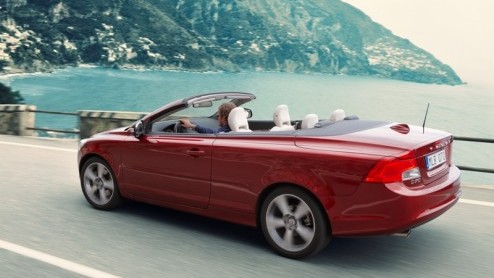Met het voorjaar in aantocht presenteert Volvo de nieuwe Volvo C70 Intro Edition. De in het nieuw gestoken coupe-cabriolet staat tijdelijk voor 49.995 euro in de showroom met allerlei luxe, en is leve