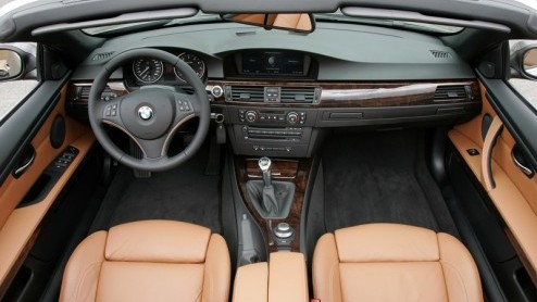 Tegen veler verwachting in heeft de nieuwe BMW 3-serie Cabrio geen traditionele stoffen kap gekregen, maar zon modern  modieus  metalen klapdak. Zulke coup-cabrios hebben in dichte toestand meest