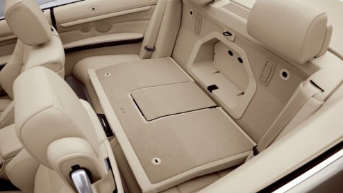 Tegen veler verwachting in heeft de nieuwe BMW 3-serie Cabrio geen traditionele stoffen kap gekregen, maar zon modern  modieus  metalen klapdak. Zulke coup-cabrios hebben in dichte toestand meest