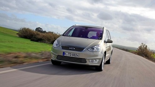 Groot, groter, grootst. Ford heeft naast de S-MAX nog een full-size MPV in de familie die er niet om liegt: de Galaxy. Met deze zevenzitter staat er een pakezel die gezin en bagage in overtreffende tr