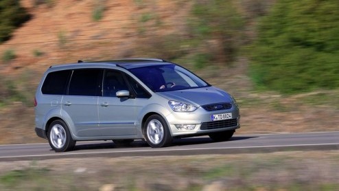 Groot, groter, grootst. Ford heeft naast de S-MAX nog een full-size MPV in de familie die er niet om liegt: de Galaxy. Met deze zevenzitter staat er een pakezel die gezin en bagage in overtreffende tr