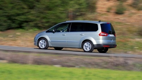Groot, groter, grootst. Ford heeft naast de S-MAX nog een full-size MPV in de familie die er niet om liegt: de Galaxy. Met deze zevenzitter staat er een pakezel die gezin en bagage in overtreffende tr