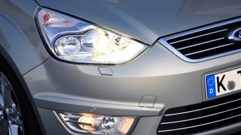 Groot, groter, grootst. Ford heeft naast de S-MAX nog een full-size MPV in de familie die er niet om liegt: de Galaxy. Met deze zevenzitter staat er een pakezel die gezin en bagage in overtreffende tr